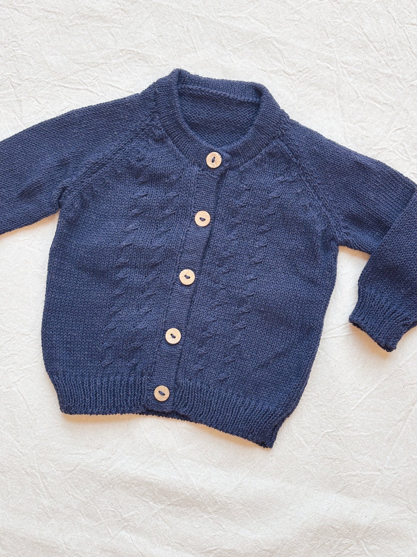 Campera Picachaquetita: Camperas tejidas para bebé. Este abrigo suave, cómodo y con estilo para todos los días frescos, no puede faltar en el armario de tu hijo. Nuestras camperas están confeccionadas artesanalmente con hilo 100% algodón, pensadas especia