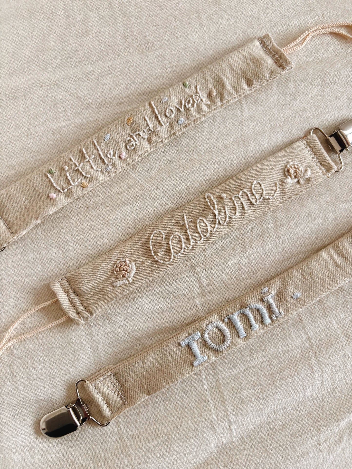 Portachupetes Picaúnico - Picafili: Nuestros portachupetes personalizados son ese accesorio especial que combina funcionalidad y ternura. Hechos con amor y pensados para acompañar cada paseo, mantienen el chupete siempre a mano y evitan que se caiga o se