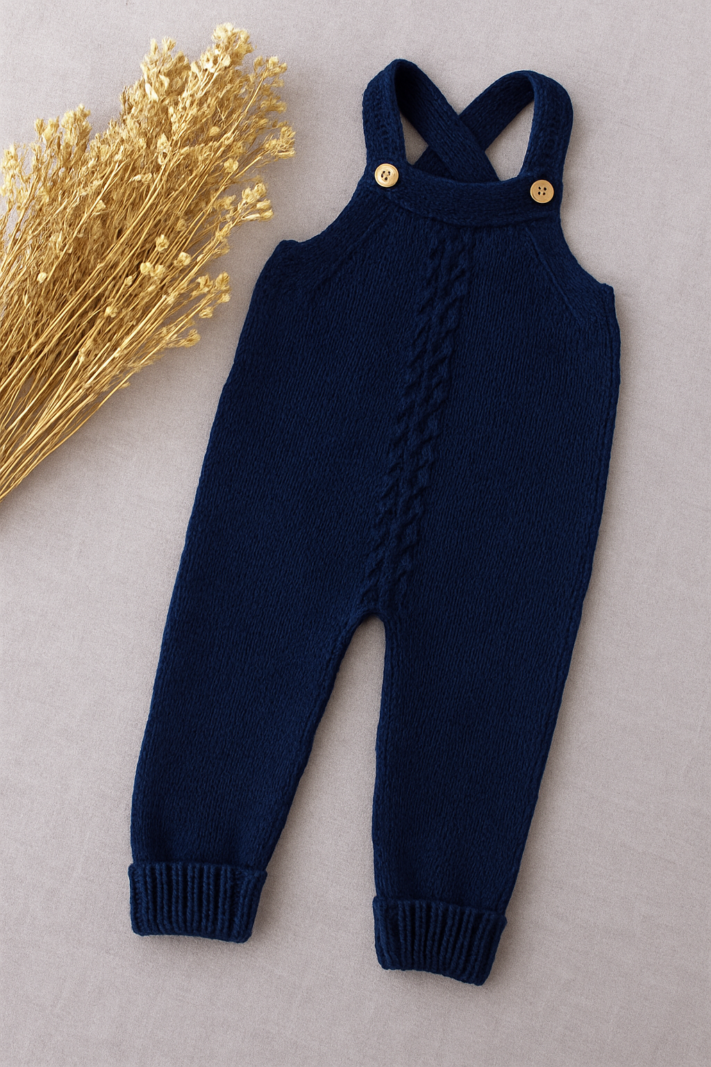 Jardinero Largo Picacomodín: Jardinero largo tejido, la pieza esencial del guardarropa de tu bebé. Diseñado para ser un verdadero comodín de vestuario: es unisex, fácil de poner y se adapta a cualquier estación. Confeccionado artesanalmente con hilo 100%