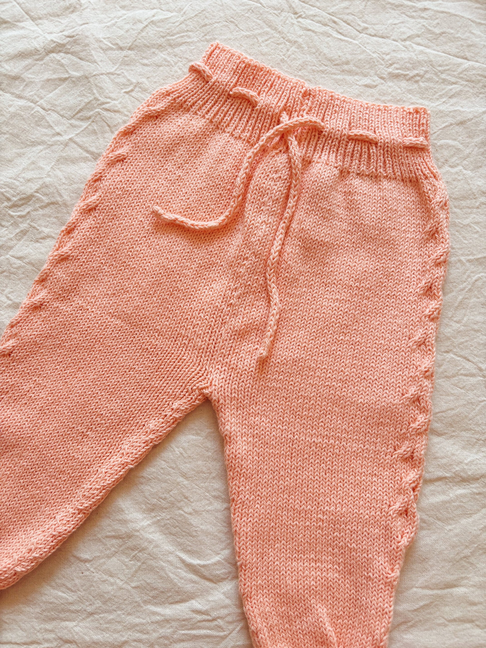Pantalón Picapijamero: Nuestro pantalón tejido, de diseño unisex, es perfecto para acompañar los primeros meses de tu bebé. Abriga sin incomodar, ideal para el día a día de los más pequeños. Está confeccionado artesanalmente con hilo 100% algodón, especia