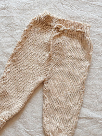 Pantalón Picapijamero: Nuestro pantalón tejido, de diseño unisex, es perfecto para acompañar los primeros meses de tu bebé. Abriga sin incomodar, ideal para el día a día de los más pequeños. Está confeccionado artesanalmente con hilo 100% algodón, especia