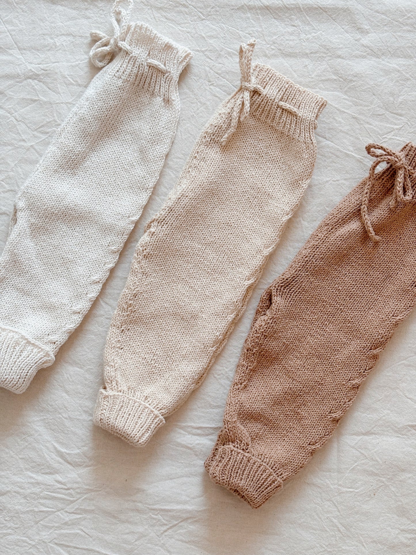 Pantalón Picapijamero: Nuestro pantalón tejido, de diseño unisex, es perfecto para acompañar los primeros meses de tu bebé. Abriga sin incomodar, ideal para el día a día de los más pequeños. Está confeccionado artesanalmente con hilo 100% algodón, especia