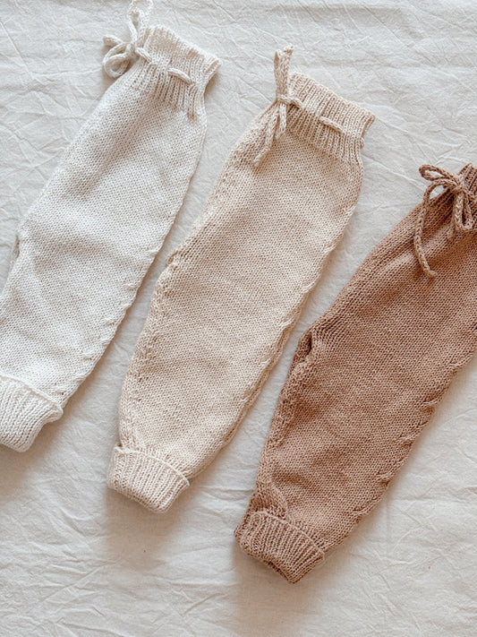 Pantalón Picapijamero: Nuestro pantalón tejido, de diseño unisex, es perfecto para acompañar los primeros meses de tu bebé. Abriga sin incomodar, ideal para el día a día de los más pequeños. Está confeccionado artesanalmente con hilo 100% algodón, especia