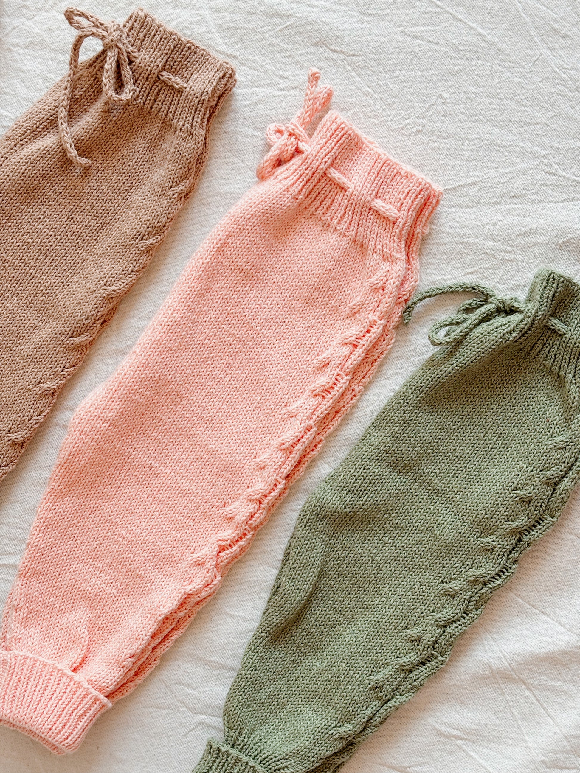 Pantalón Picapijamero: Nuestro pantalón tejido, de diseño unisex, es perfecto para acompañar los primeros meses de tu bebé. Abriga sin incomodar, ideal para el día a día de los más pequeños. Está confeccionado artesanalmente con hilo 100% algodón, especia