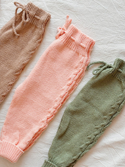Pantalón Picapijamero: Nuestro pantalón tejido, de diseño unisex, es perfecto para acompañar los primeros meses de tu bebé. Abriga sin incomodar, ideal para el día a día de los más pequeños. Está confeccionado artesanalmente con hilo 100% algodón, especia