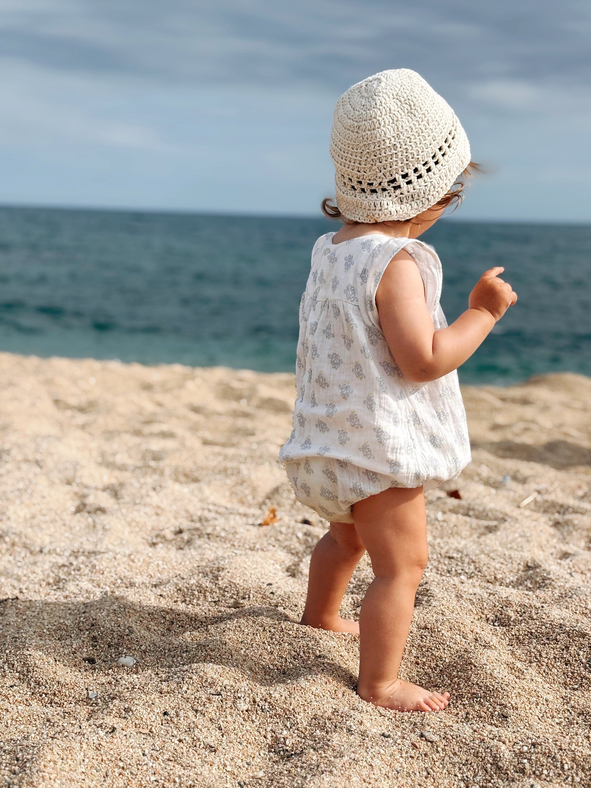 Gorro Tejido Picarayito: Gorros tejidos en hilo de algodón, color Natural, suaves, frescos y llenos de encanto. Nuestros gorros tejidos son el accesorio ideal para acompañar a los más chiquitos en los días de sol. Hechos a mano en hilo de algodón, cuentan
