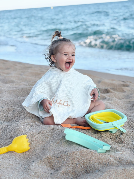 Poncho Niños Picacapita: Estos ponchos serán un imprescindible del verano para que tu pequeño se sienta cómodo y protegido durante los días de playa y piscina.Su diseño moderno y cuidado incluye capucha. Además, los podés personalizar con el nombre de tu