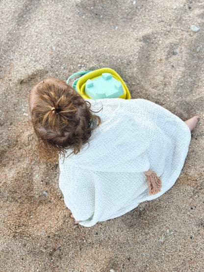Poncho Niños Picacapita: Estos ponchos serán un imprescindible del verano para que tu pequeño se sienta cómodo y protegido durante los días de playa y piscina.Su diseño moderno y cuidado incluye capucha. Además, los podés personalizar con el nombre de tu