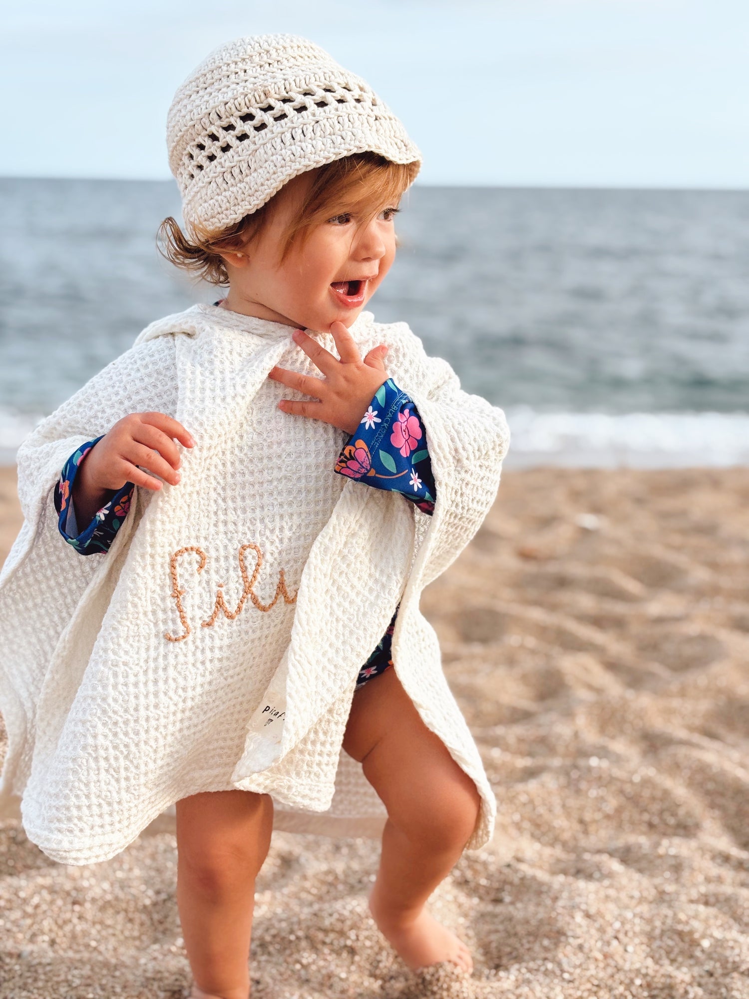 Poncho Niños Picacapita: Estos ponchos serán un imprescindible del verano para que tu pequeño se sienta cómodo y protegido durante los días de playa y piscina.Su diseño moderno y cuidado incluye capucha. Además, los podés personalizar con el nombre de tu