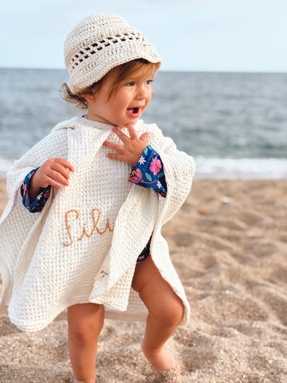 Poncho Niños Picacapita: Estos ponchos serán un imprescindible del verano para que tu pequeño se sienta cómodo y protegido durante los días de playa y piscina.Su diseño moderno y cuidado incluye capucha. Además, los podés personalizar con el nombre de tu