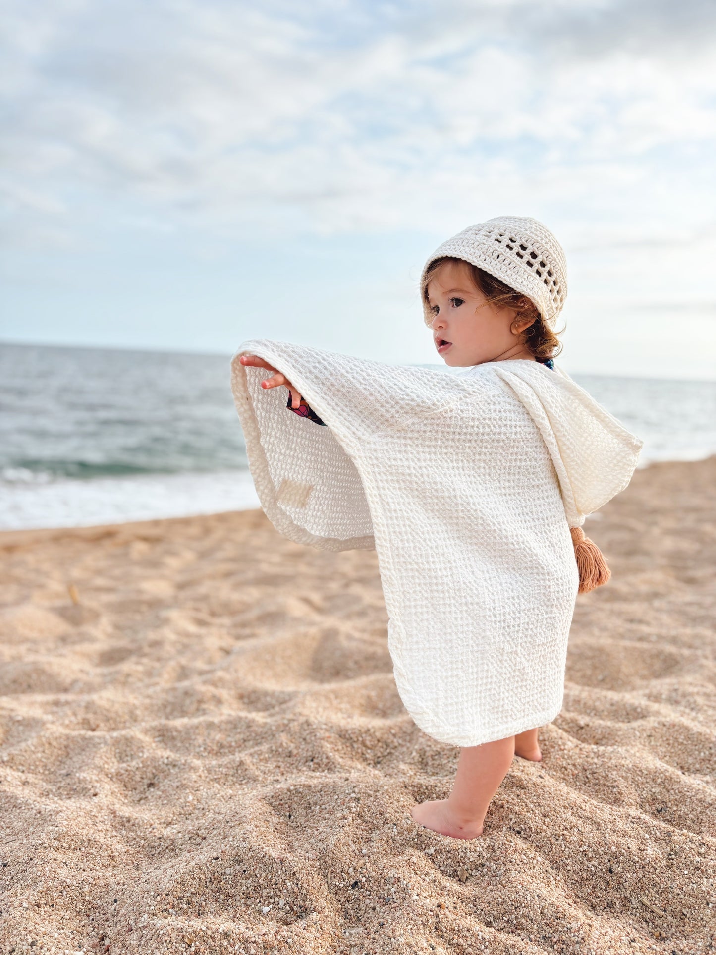 Poncho Niños Picacapita: Estos ponchos serán un imprescindible del verano para que tu pequeño se sienta cómodo y protegido durante los días de playa y piscina.Su diseño moderno y cuidado incluye capucha. Además, los podés personalizar con el nombre de tu