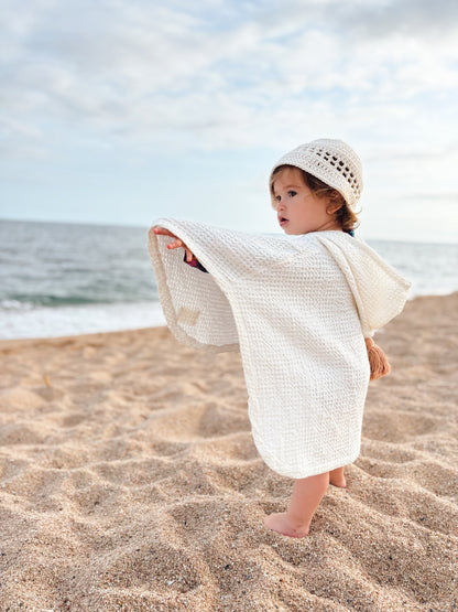Poncho Niños Picacapita: Estos ponchos serán un imprescindible del verano para que tu pequeño se sienta cómodo y protegido durante los días de playa y piscina.Su diseño moderno y cuidado incluye capucha. Además, los podés personalizar con el nombre de tu