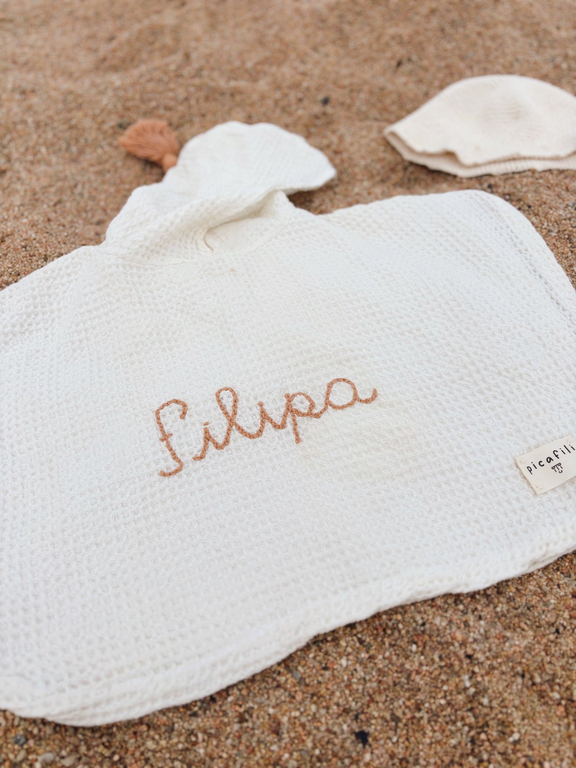 Poncho Niños Picacapita: Estos ponchos serán un imprescindible del verano para que tu pequeño se sienta cómodo y protegido durante los días de playa y piscina.Su diseño moderno y cuidado incluye capucha. Además, los podés personalizar con el nombre de tu