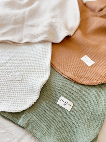 Poncho Niños Picacapita: Estos ponchos serán un imprescindible del verano para que tu pequeño se sienta cómodo y protegido durante los días de playa y piscina.Su diseño moderno y cuidado incluye capucha. Además, los podés personalizar con el nombre de tu