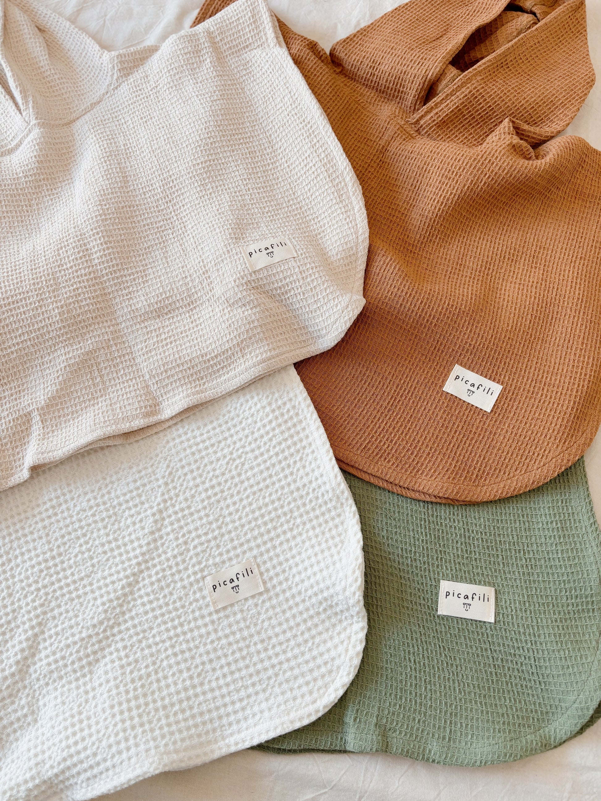 Poncho Niños Picacapita: Estos ponchos serán un imprescindible del verano para que tu pequeño se sienta cómodo y protegido durante los días de playa y piscina.Su diseño moderno y cuidado incluye capucha. Además, los podés personalizar con el nombre de tu