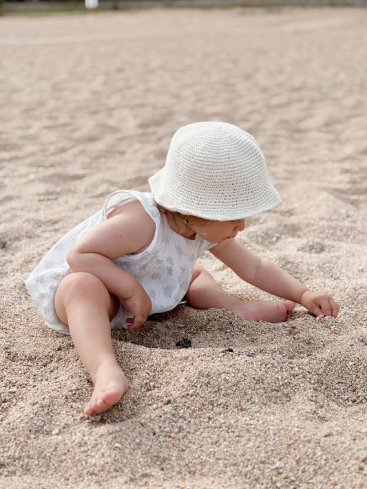 Piluso Tejido Picasol: Piluso tejido en hilo de algodón para proteger a los más pequeños del sol. Nuestros pilusos están confeccionados artesanalmente en hilo 100% de algodón. Son suaves y livianos, ideales para los días de calor y las primeras aventuras