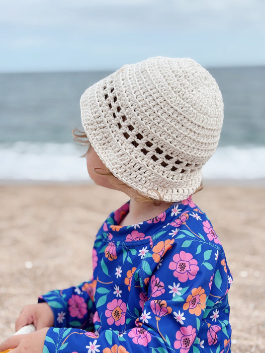 Gorro Tejido Picarayito: Gorros tejidos en hilo de algodón, color Natural, suaves, frescos y llenos de encanto. Nuestros gorros tejidos son el accesorio ideal para acompañar a los más chiquitos en los días de sol. Hechos a mano en hilo de algodón, cuentan