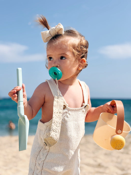 Jardinero Corto Picapeto: Jardinero corto Picapeto, el verdadero comodín del guardarropa de tu bebé. Diseñado para ser la prenda unisex que facilita tu día a día y es fácil de poner. Confeccionado artesanalmente con hilo 100% algodón, especialmente pensad