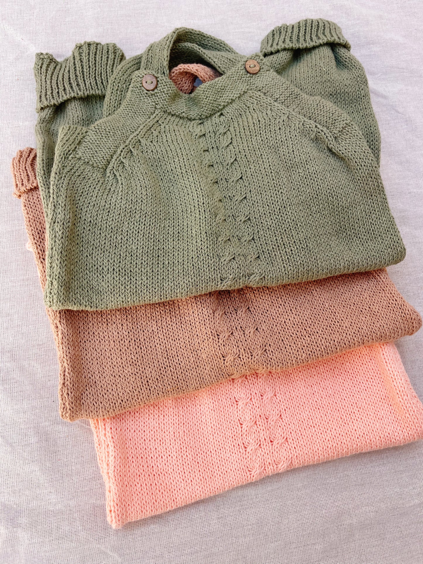 Jardinero Largo Picacomodín: Jardinero largo tejido, la pieza esencial del guardarropa de tu bebé. Diseñado para ser un verdadero comodín de vestuario: es unisex, fácil de poner y se adapta a cualquier estación. Confeccionado artesanalmente con hilo 100%