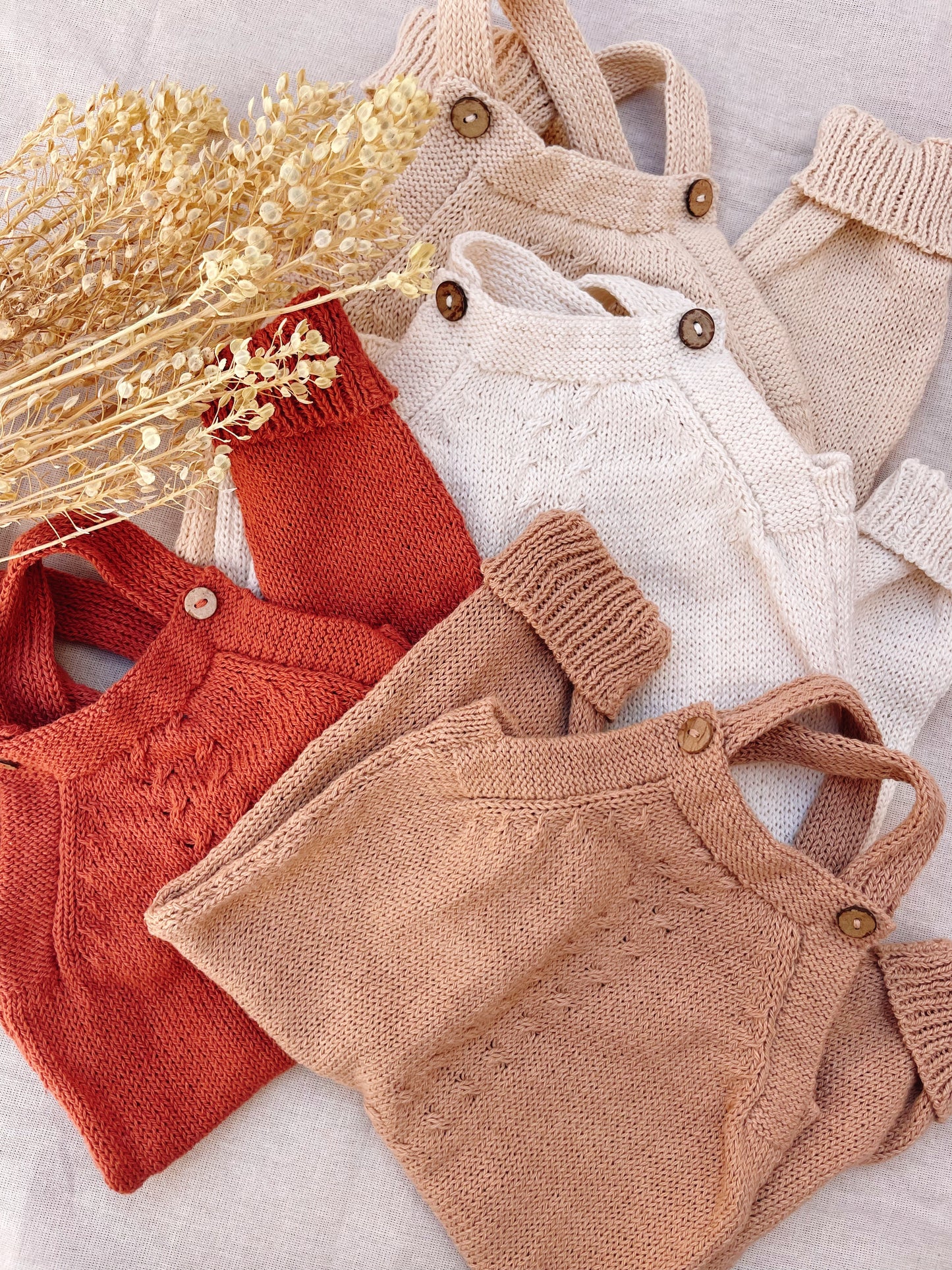 Jardinero Largo Picacomodín: Jardinero largo tejido, la pieza esencial del guardarropa de tu bebé. Diseñado para ser un verdadero comodín de vestuario: es unisex, fácil de poner y se adapta a cualquier estación. Confeccionado artesanalmente con hilo 100%