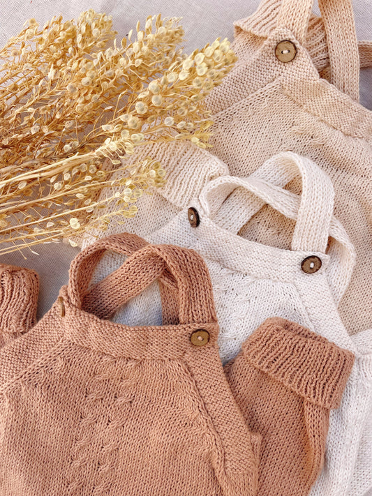 Jardinero Largo Picacomodín: Jardinero largo tejido, la pieza esencial del guardarropa de tu bebé. Diseñado para ser un verdadero comodín de vestuario: es unisex, fácil de poner y se adapta a cualquier estación. Confeccionado artesanalmente con hilo 100%