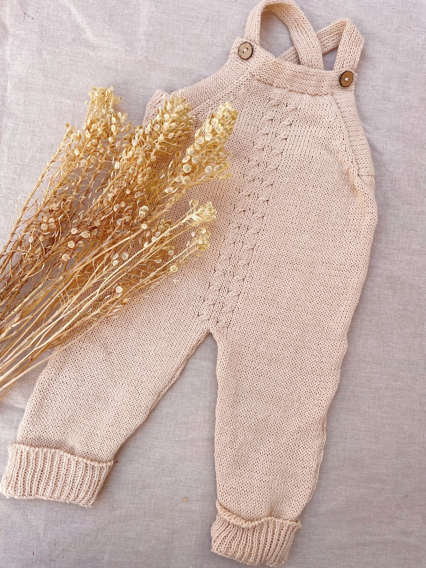 Jardinero Largo Picacomodín: Jardinero largo tejido, la pieza esencial del guardarropa de tu bebé. Diseñado para ser un verdadero comodín de vestuario: es unisex, fácil de poner y se adapta a cualquier estación. Confeccionado artesanalmente con hilo 100%