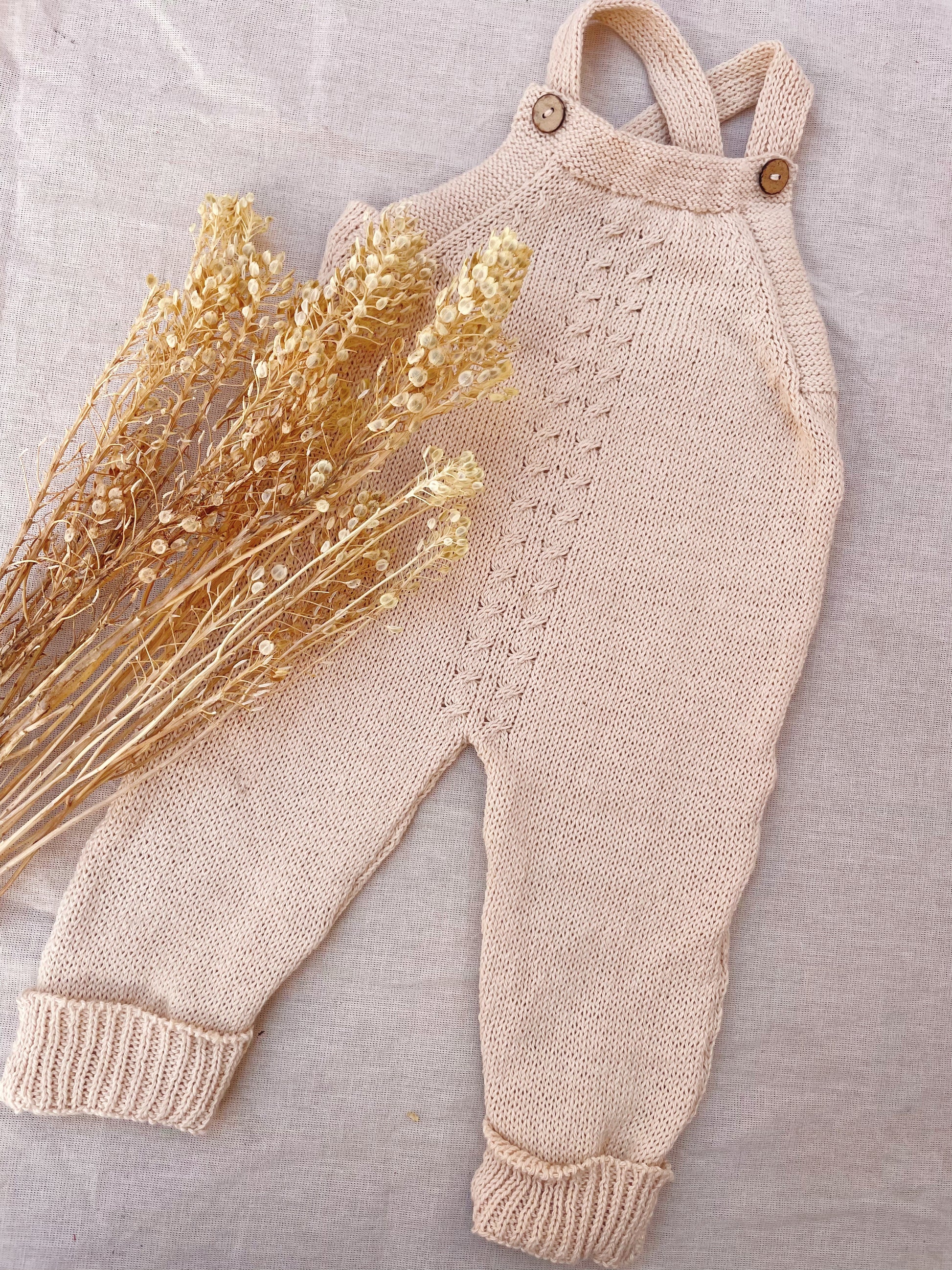 Jardinero Largo Picacomodín: Jardinero largo tejido, la pieza esencial del guardarropa de tu bebé. Diseñado para ser un verdadero comodín de vestuario: es unisex, fácil de poner y se adapta a cualquier estación. Confeccionado artesanalmente con hilo 100%