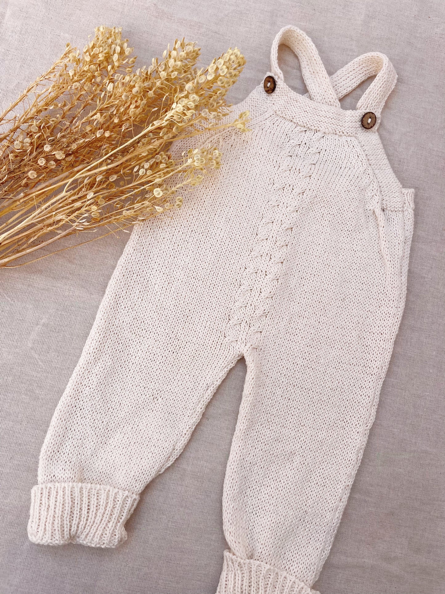 Jardinero Largo Picacomodín: Jardinero largo tejido, la pieza esencial del guardarropa de tu bebé. Diseñado para ser un verdadero comodín de vestuario: es unisex, fácil de poner y se adapta a cualquier estación. Confeccionado artesanalmente con hilo 100%