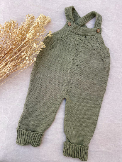 Jardinero Largo Picacomodín: Jardinero largo tejido, la pieza esencial del guardarropa de tu bebé. Diseñado para ser un verdadero comodín de vestuario: es unisex, fácil de poner y se adapta a cualquier estación. Confeccionado artesanalmente con hilo 100%