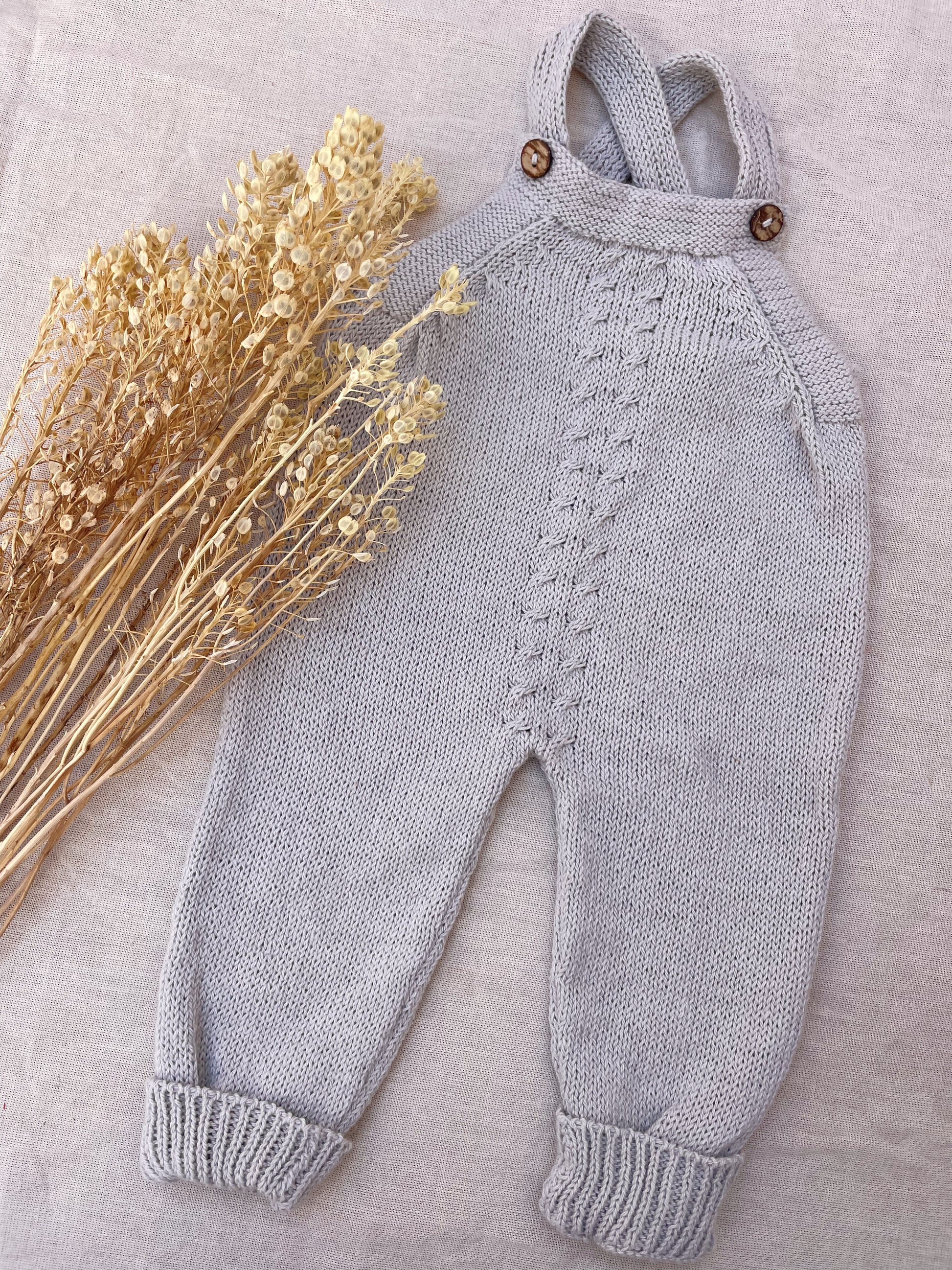 Jardinero Largo Picacomodín: Jardinero largo tejido, la pieza esencial del guardarropa de tu bebé. Diseñado para ser un verdadero comodín de vestuario: es unisex, fácil de poner y se adapta a cualquier estación. Confeccionado artesanalmente con hilo 100%