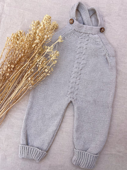 Jardinero Largo Picacomodín: Jardinero largo tejido, la pieza esencial del guardarropa de tu bebé. Diseñado para ser un verdadero comodín de vestuario: es unisex, fácil de poner y se adapta a cualquier estación. Confeccionado artesanalmente con hilo 100%