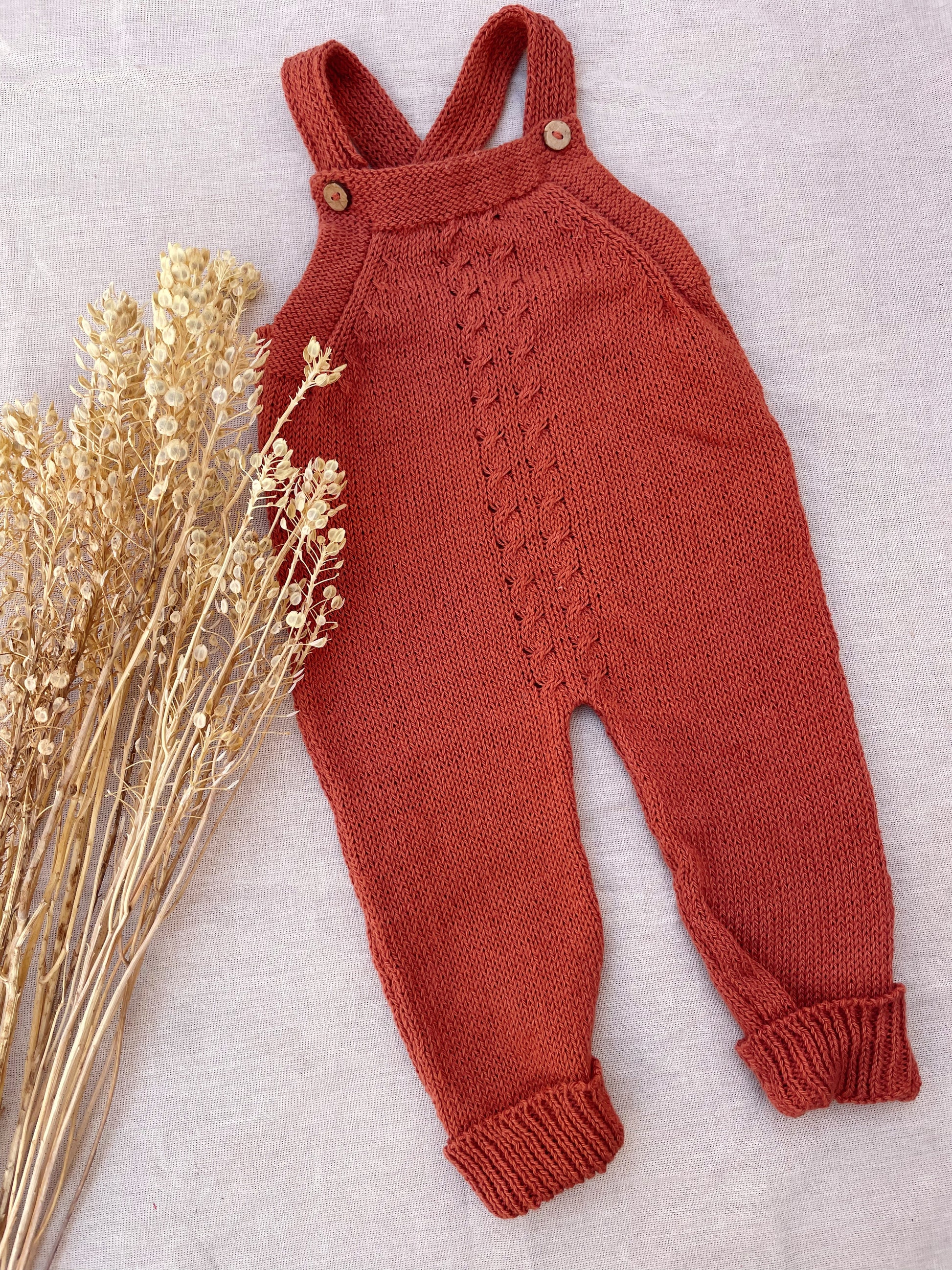 Jardinero Largo Picacomodín: Jardinero largo tejido, la pieza esencial del guardarropa de tu bebé. Diseñado para ser un verdadero comodín de vestuario: es unisex, fácil de poner y se adapta a cualquier estación. Confeccionado artesanalmente con hilo 100%