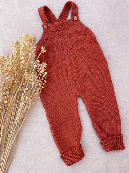 Jardinero Largo Picacomodín: Jardinero largo tejido, la pieza esencial del guardarropa de tu bebé. Diseñado para ser un verdadero comodín de vestuario: es unisex, fácil de poner y se adapta a cualquier estación. Confeccionado artesanalmente con hilo 100%