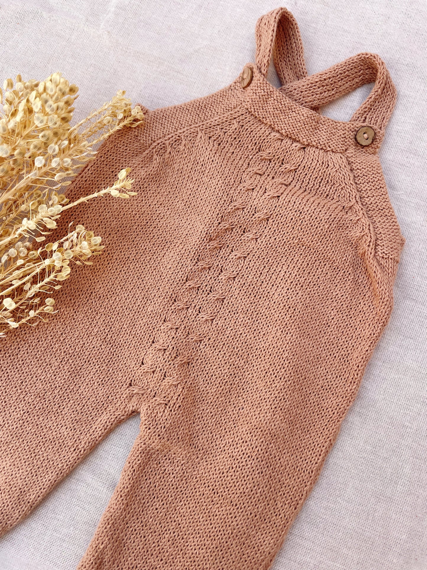 Jardinero Largo Picacomodín: Jardinero largo tejido, la pieza esencial del guardarropa de tu bebé. Diseñado para ser un verdadero comodín de vestuario: es unisex, fácil de poner y se adapta a cualquier estación. Confeccionado artesanalmente con hilo 100%