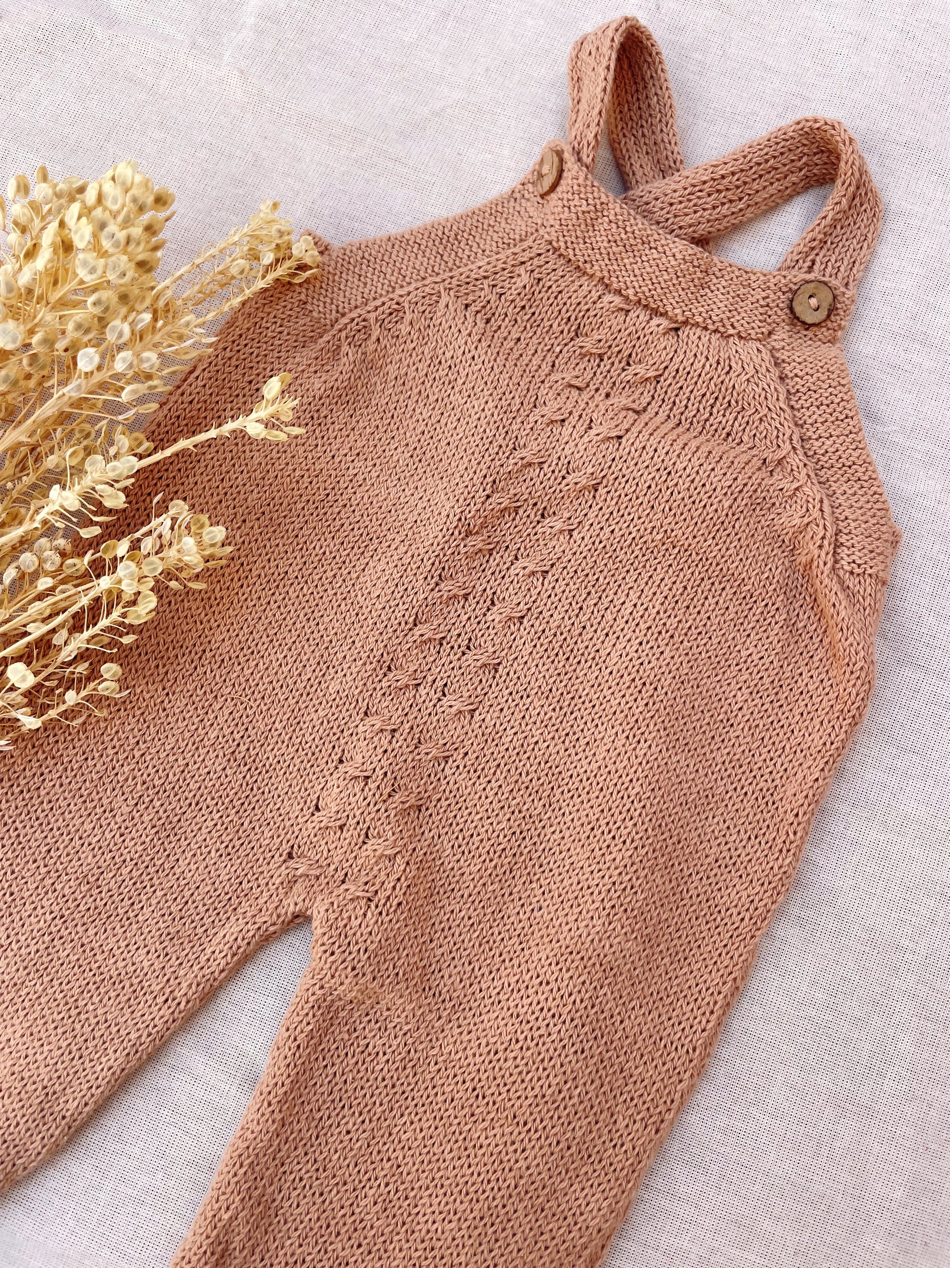 Jardinero Largo Picacomodín: Jardinero largo tejido, la pieza esencial del guardarropa de tu bebé. Diseñado para ser un verdadero comodín de vestuario: es unisex, fácil de poner y se adapta a cualquier estación. Confeccionado artesanalmente con hilo 100%