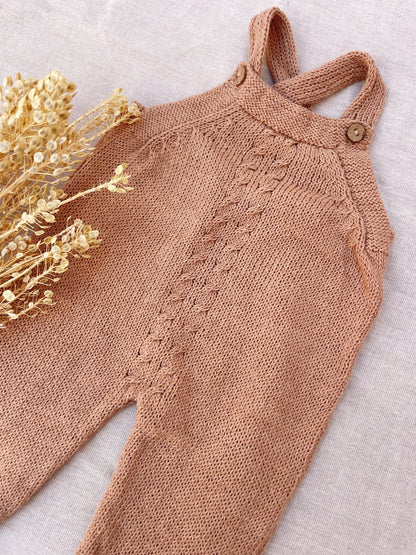 Jardinero Largo Picacomodín: Jardinero largo tejido, la pieza esencial del guardarropa de tu bebé. Diseñado para ser un verdadero comodín de vestuario: es unisex, fácil de poner y se adapta a cualquier estación. Confeccionado artesanalmente con hilo 100%