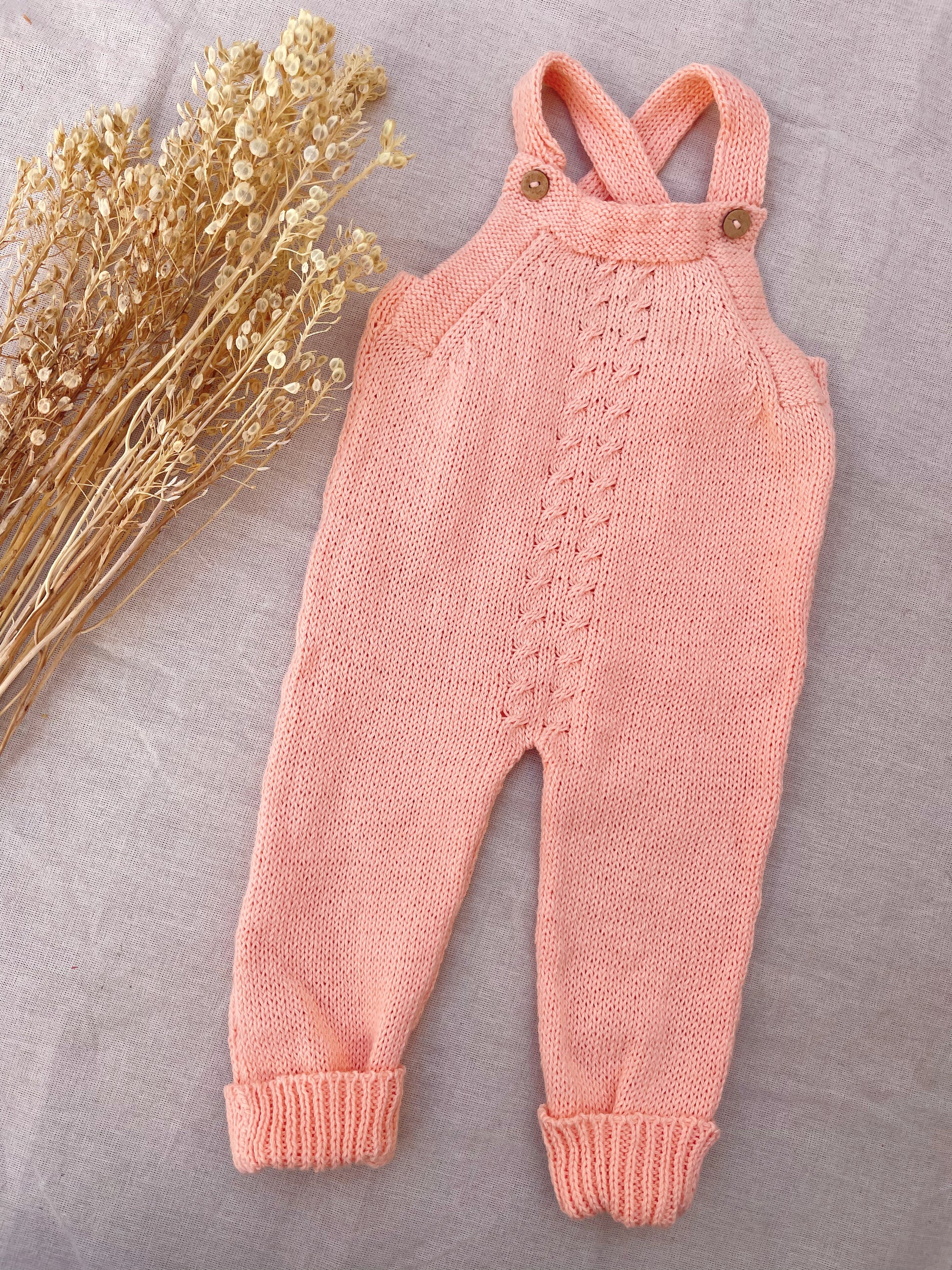 Jardinero Largo Picacomodín: Jardinero largo tejido, la pieza esencial del guardarropa de tu bebé. Diseñado para ser un verdadero comodín de vestuario: es unisex, fácil de poner y se adapta a cualquier estación. Confeccionado artesanalmente con hilo 100%