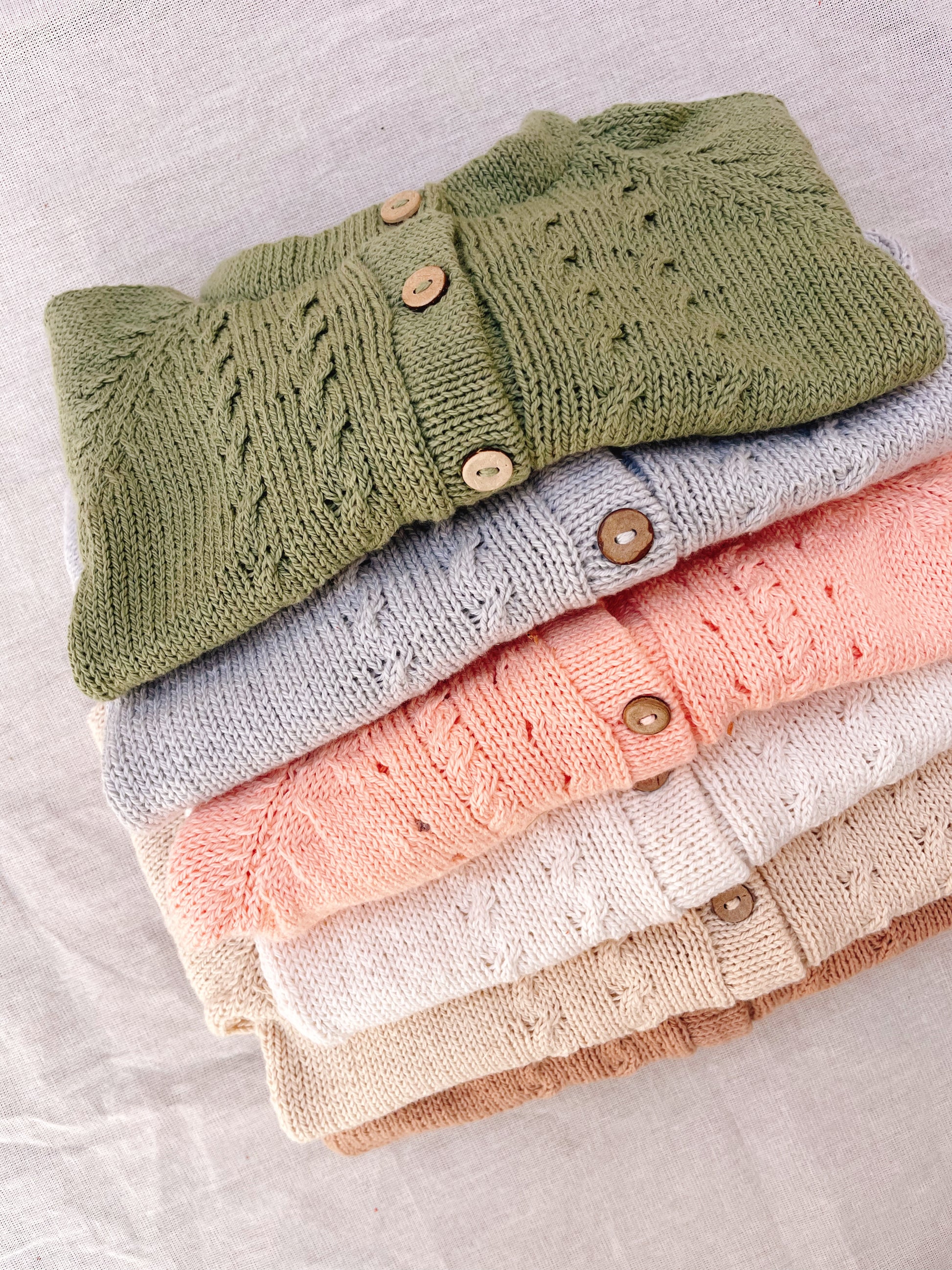 Campera Picachaquetita: Camperas tejidas para bebé. Este abrigo suave, cómodo y con estilo para todos los días frescos, no puede faltar en el armario de tu hijo. Nuestras camperas están confeccionadas artesanalmente con hilo 100% algodón, pensadas especia