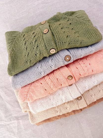 Campera Picachaquetita: Camperas tejidas para bebé. Este abrigo suave, cómodo y con estilo para todos los días frescos, no puede faltar en el armario de tu hijo. Nuestras camperas están confeccionadas artesanalmente con hilo 100% algodón, pensadas especia