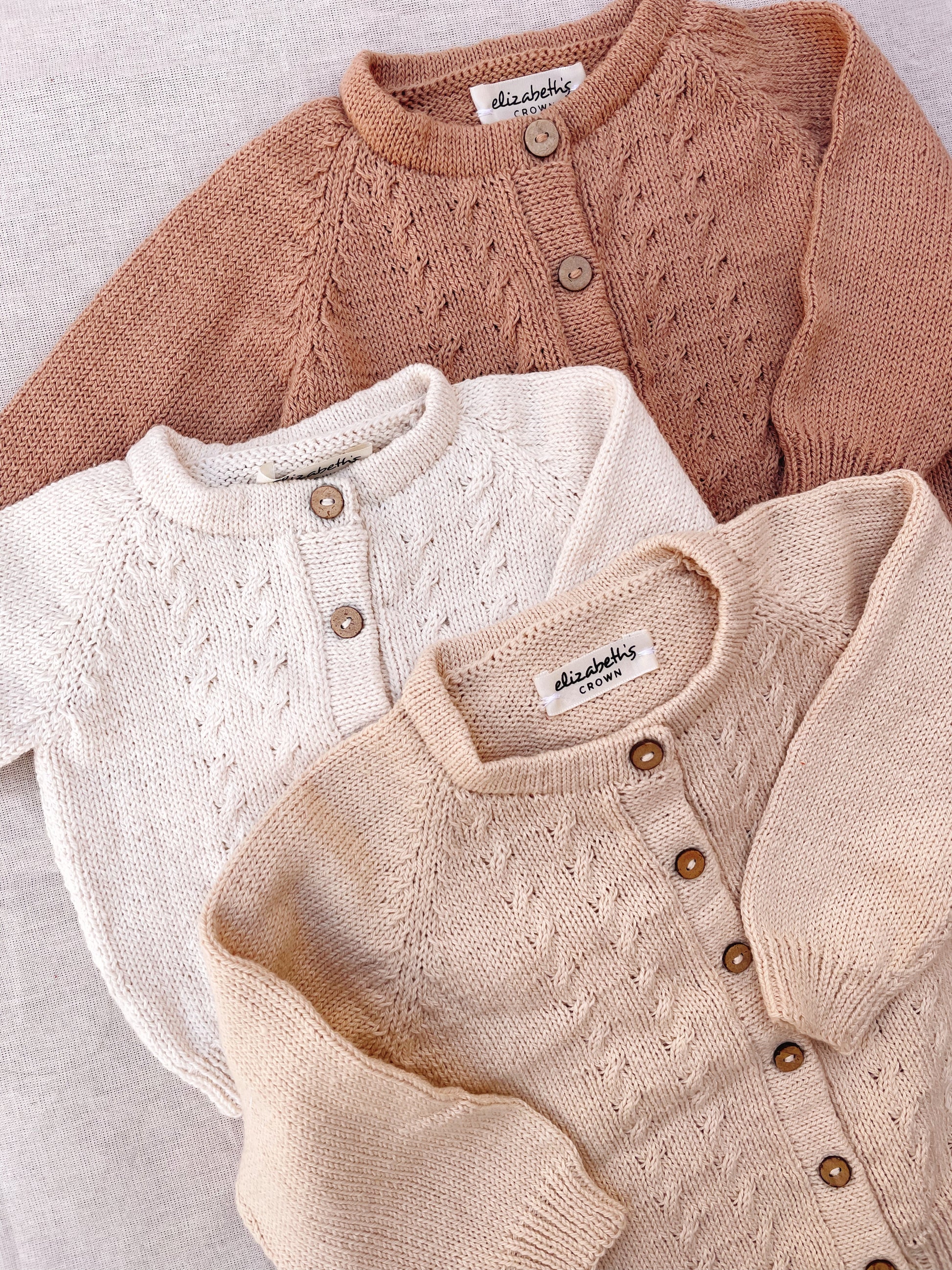 Campera Picachaquetita: Camperas tejidas para bebé. Este abrigo suave, cómodo y con estilo para todos los días frescos, no puede faltar en el armario de tu hijo. Nuestras camperas están confeccionadas artesanalmente con hilo 100% algodón, pensadas especia