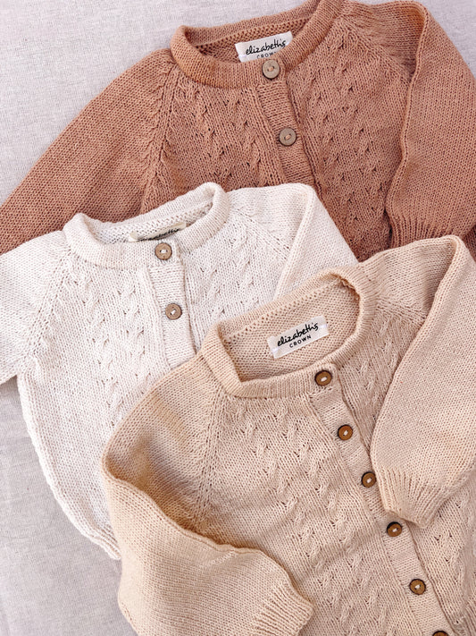 Campera Picachaquetita: Camperas tejidas para bebé. Este abrigo suave, cómodo y con estilo para todos los días frescos, no puede faltar en el armario de tu hijo. Nuestras camperas están confeccionadas artesanalmente con hilo 100% algodón, pensadas especia