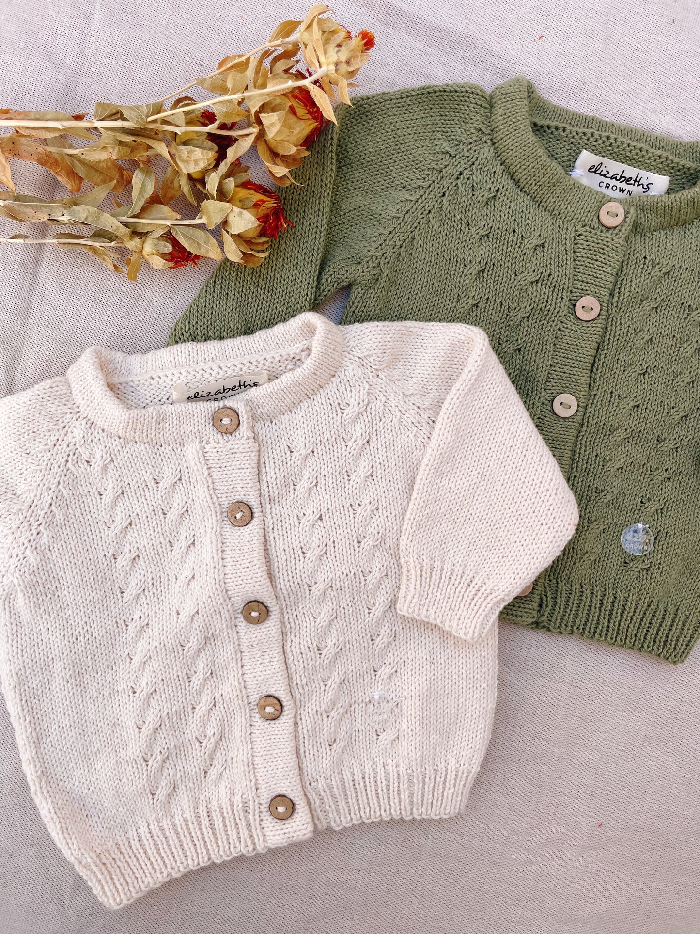 Campera Picachaquetita: Camperas tejidas para bebé. Este abrigo suave, cómodo y con estilo para todos los días frescos, no puede faltar en el armario de tu hijo. Nuestras camperas están confeccionadas artesanalmente con hilo 100% algodón, pensadas especia