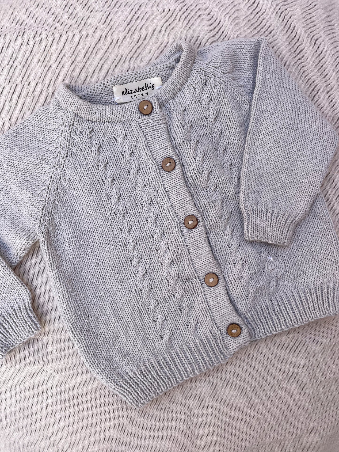 Campera Picachaquetita: Camperas tejidas para bebé. Este abrigo suave, cómodo y con estilo para todos los días frescos, no puede faltar en el armario de tu hijo. Nuestras camperas están confeccionadas artesanalmente con hilo 100% algodón, pensadas especia