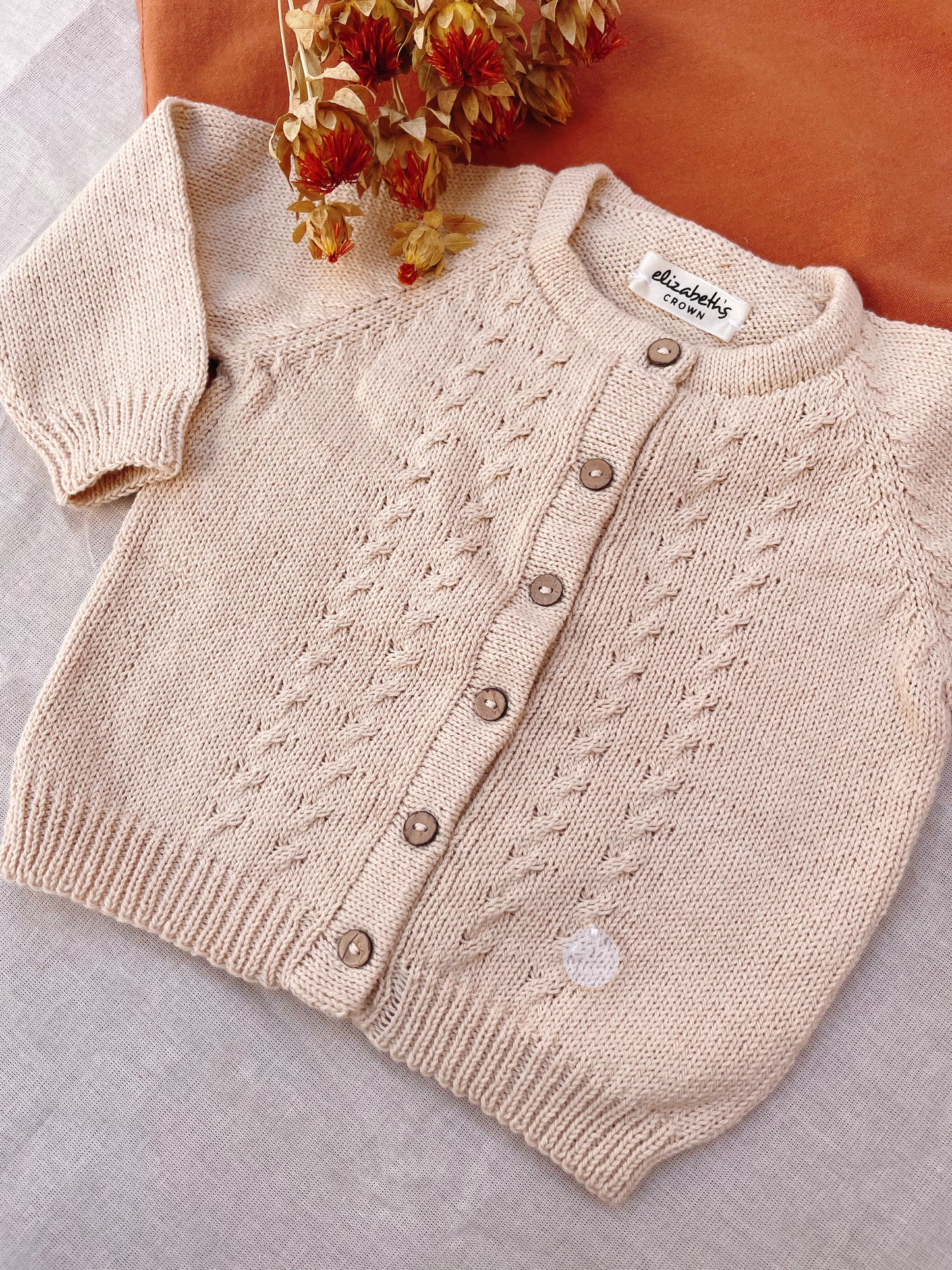 Campera Picachaquetita: Camperas tejidas para bebé. Este abrigo suave, cómodo y con estilo para todos los días frescos, no puede faltar en el armario de tu hijo. Nuestras camperas están confeccionadas artesanalmente con hilo 100% algodón, pensadas especia