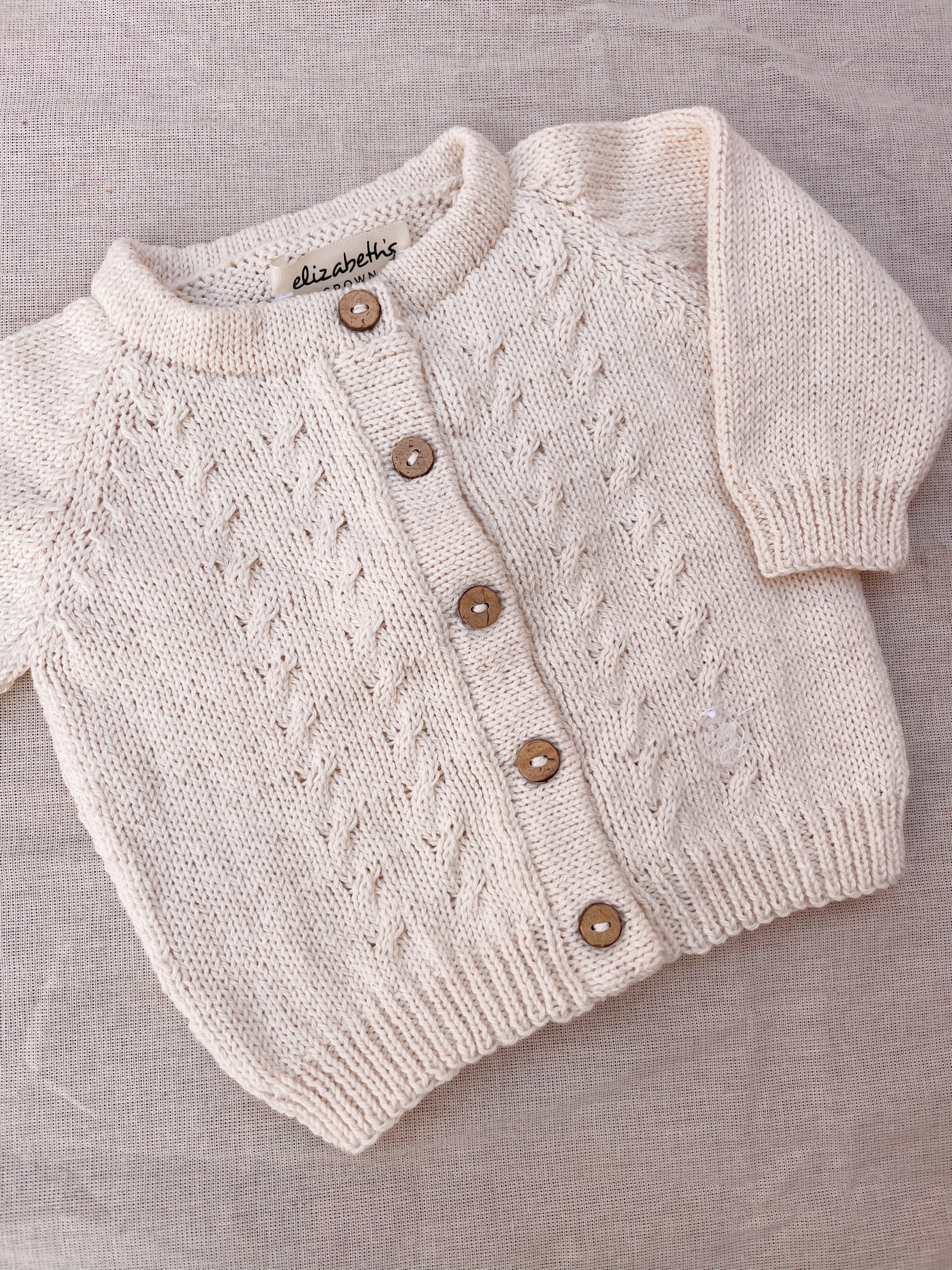 Campera Picachaquetita: Camperas tejidas para bebé. Este abrigo suave, cómodo y con estilo para todos los días frescos, no puede faltar en el armario de tu hijo. Nuestras camperas están confeccionadas artesanalmente con hilo 100% algodón, pensadas especia