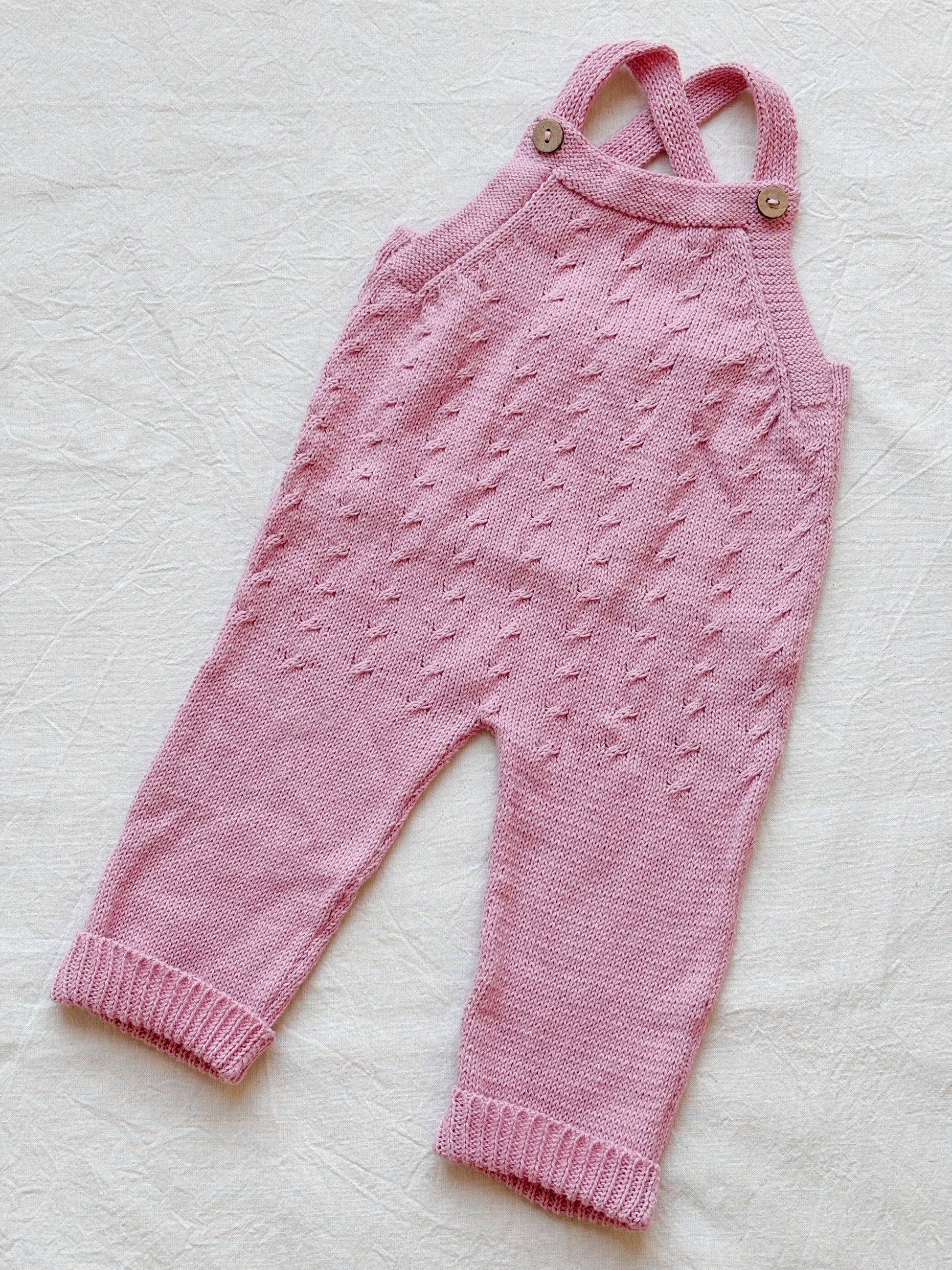 Jardinero Largo Picacomodín: Jardinero largo tejido, la pieza esencial del guardarropa de tu bebé. Diseñado para ser un verdadero comodín de vestuario: es unisex, fácil de poner y se adapta a cualquier estación. Confeccionado artesanalmente con hilo 100%