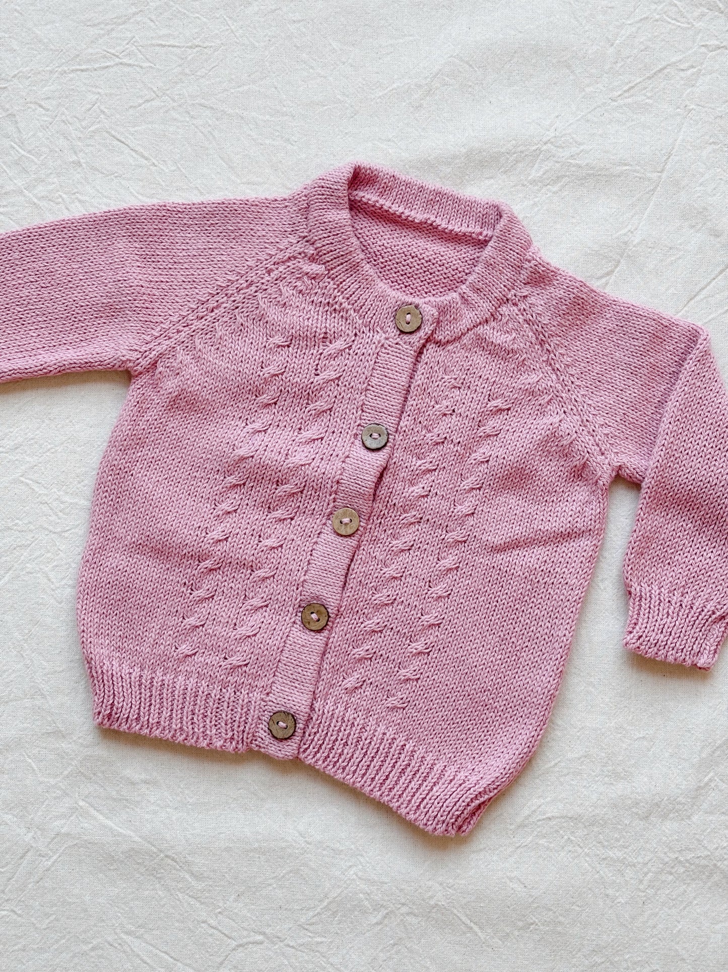 Campera Picachaquetita: Camperas tejidas para bebé. Este abrigo suave, cómodo y con estilo para todos los días frescos, no puede faltar en el armario de tu hijo. Nuestras camperas están confeccionadas artesanalmente con hilo 100% algodón, pensadas especia