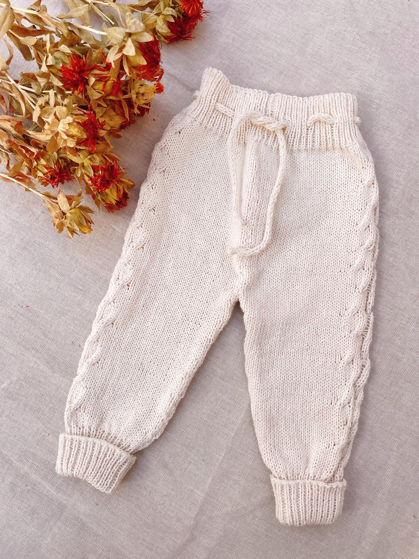 Pantalón Picapijamero: Nuestro pantalón tejido, de diseño unisex, es perfecto para acompañar los primeros meses de tu bebé. Abriga sin incomodar, ideal para el día a día de los más pequeños. Está confeccionado artesanalmente con hilo 100% algodón, especia