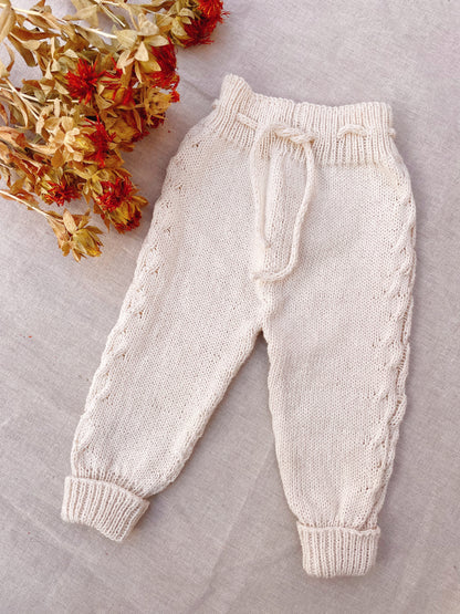 Pantalón Picapijamero: Nuestro pantalón tejido, de diseño unisex, es perfecto para acompañar los primeros meses de tu bebé. Abriga sin incomodar, ideal para el día a día de los más pequeños. Está confeccionado artesanalmente con hilo 100% algodón, especia
