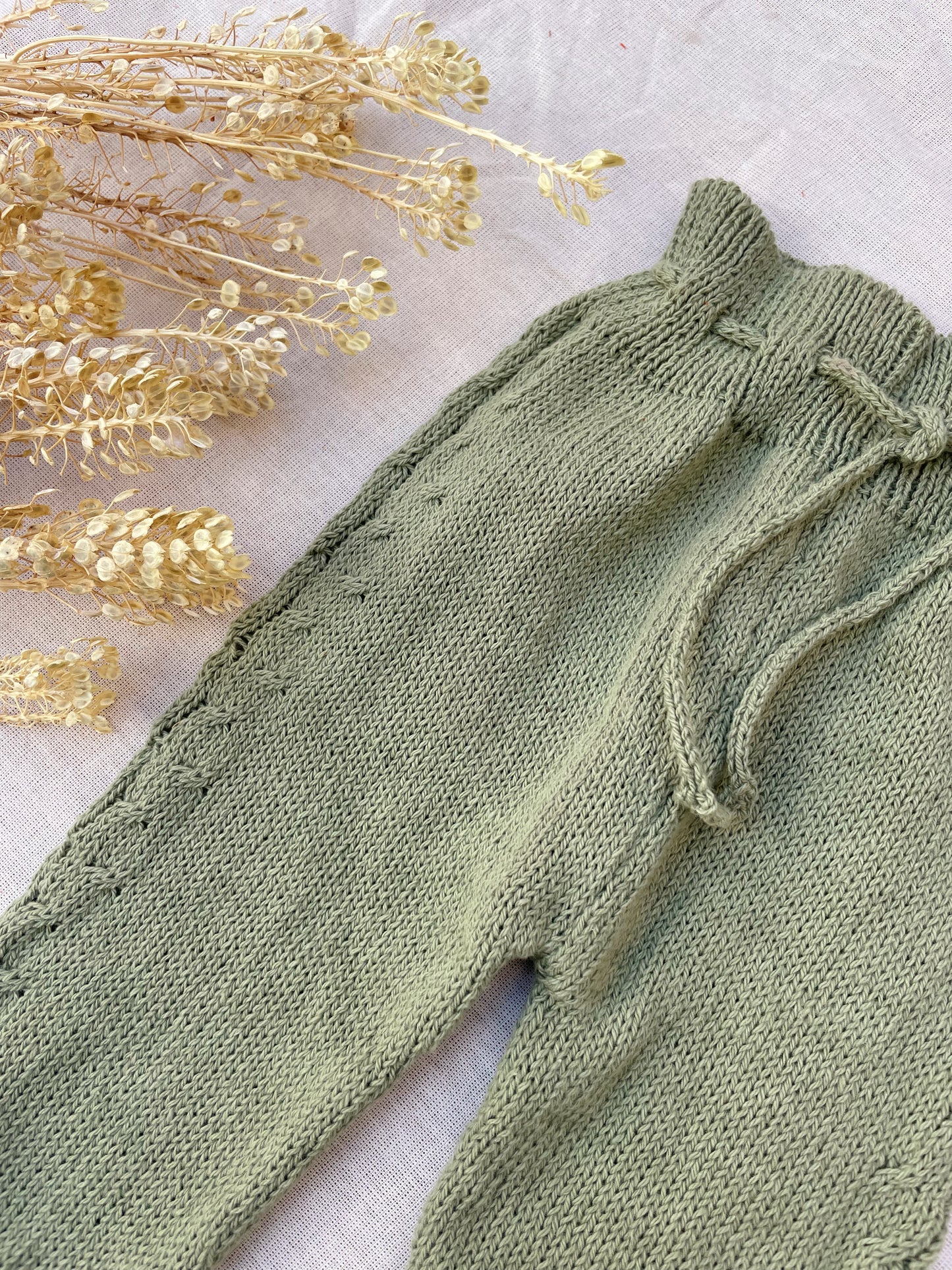 Pantalón Picapijamero: Nuestro pantalón tejido, de diseño unisex, es perfecto para acompañar los primeros meses de tu bebé. Abriga sin incomodar, ideal para el día a día de los más pequeños. Está confeccionado artesanalmente con hilo 100% algodón, especia